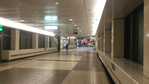 ホームへと続く通路